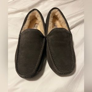 Men’s size 10 Ugg Slippers
